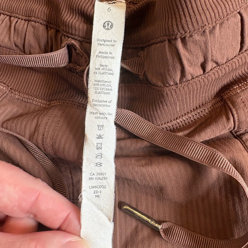 Lululemon Beyond The‎ Studio Crop Pants Women’s Size 6 Brown Athleisure Travel - Picture 2 of 7